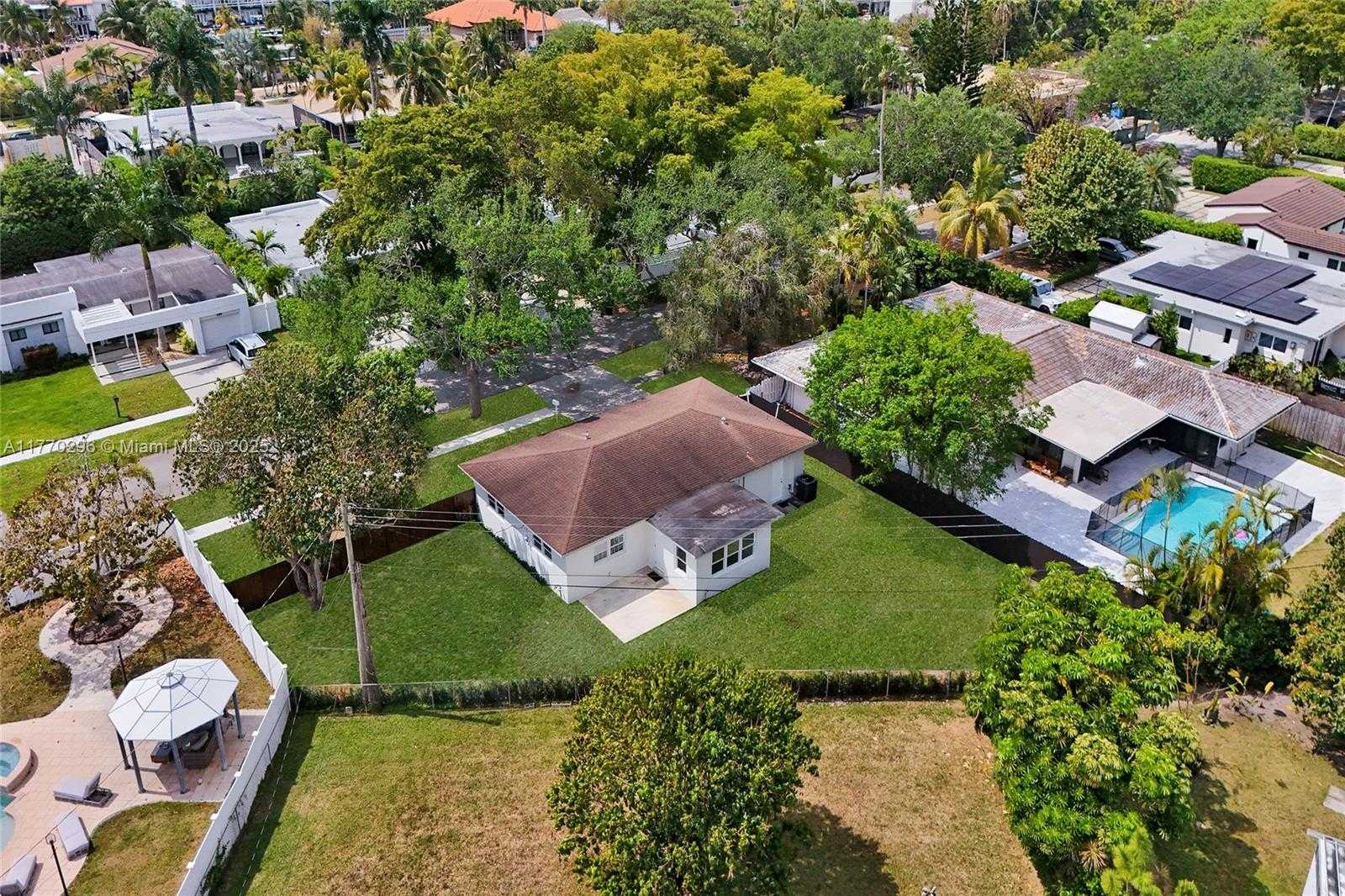 Small Image of 2125 ALAMANDA DR, North Miami Number 6