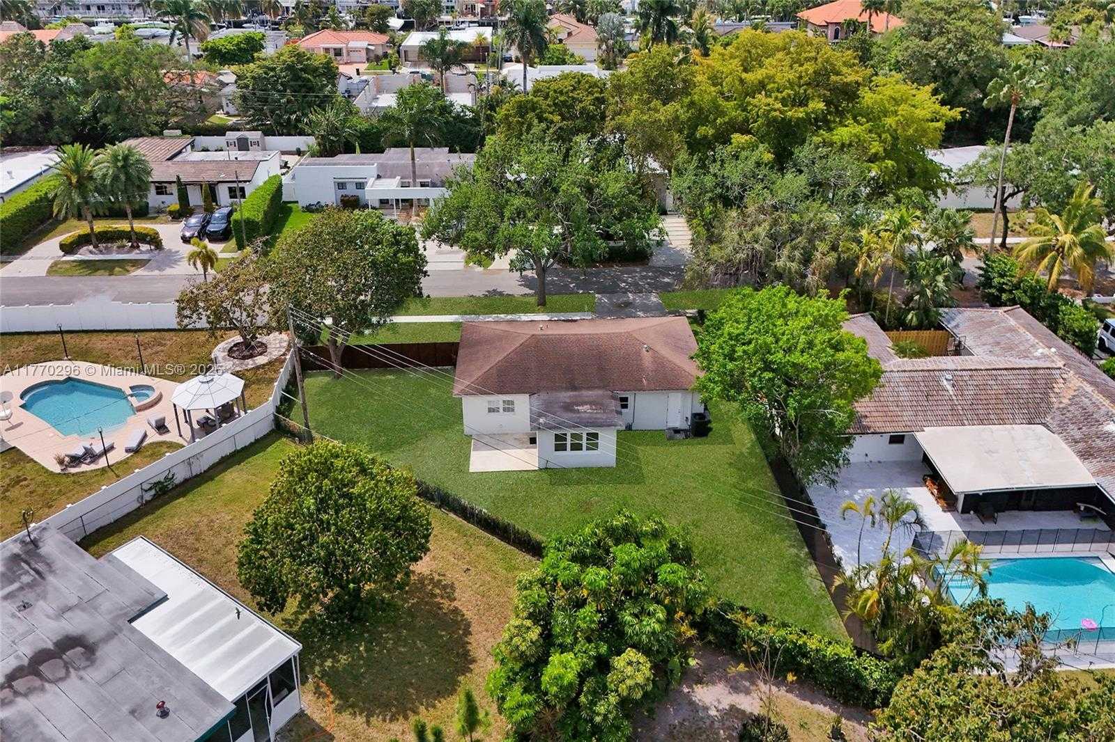 Small Image of 2125 ALAMANDA DR, North Miami Number 7