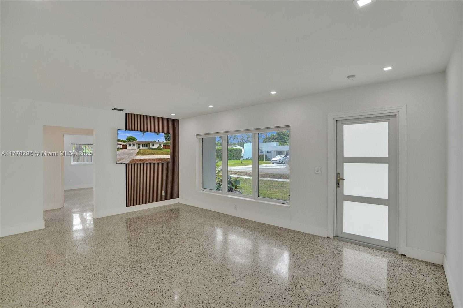 Small Image of 2125 ALAMANDA DR, North Miami Number 9