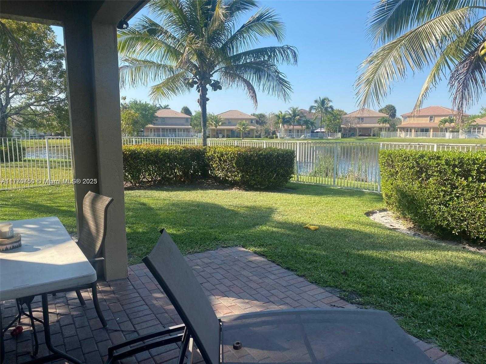 Small Image of 4322 LAUREL PL, Weston Number 2
