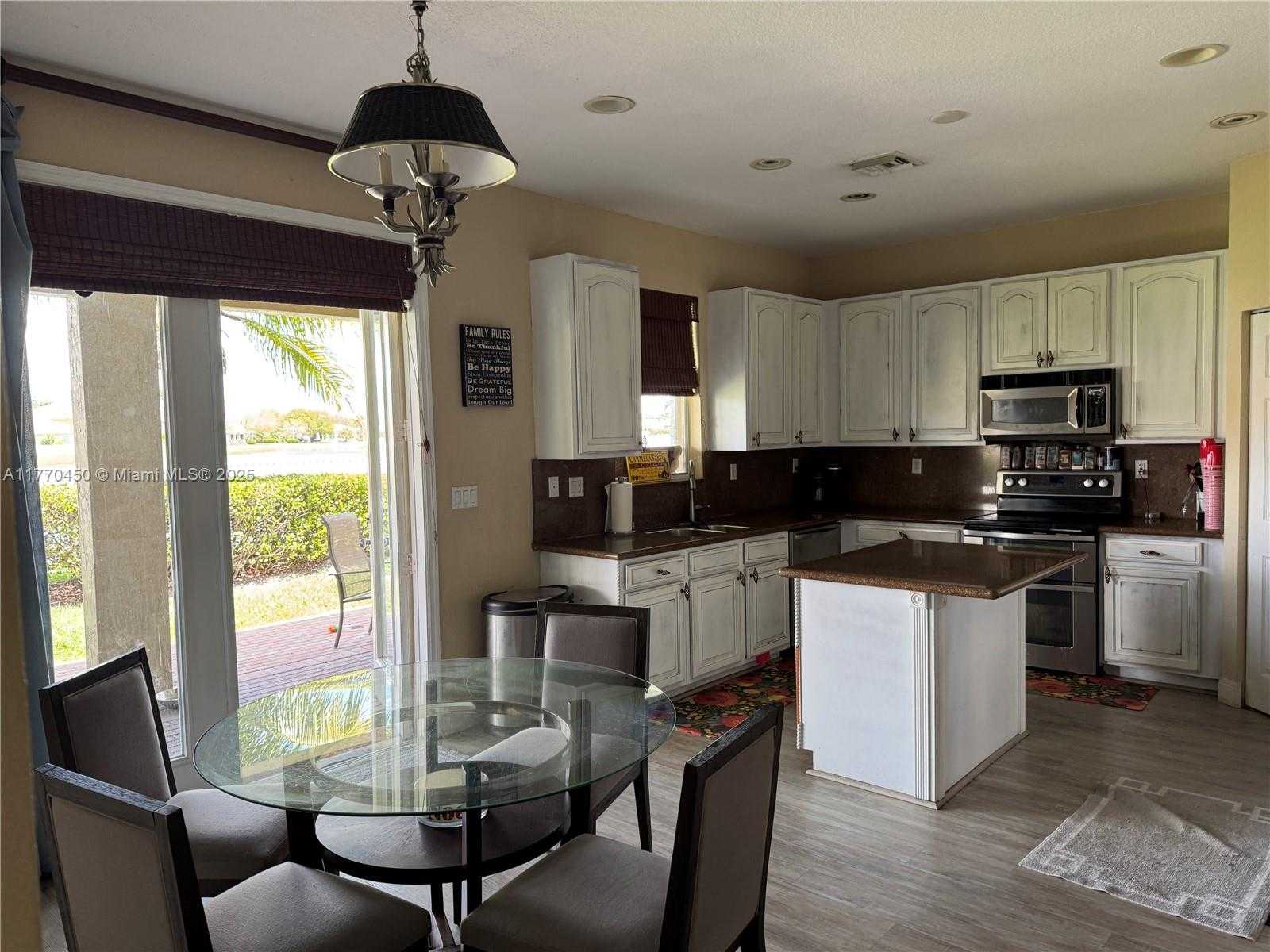 Small Image of 4322 LAUREL PL, Weston Number 7