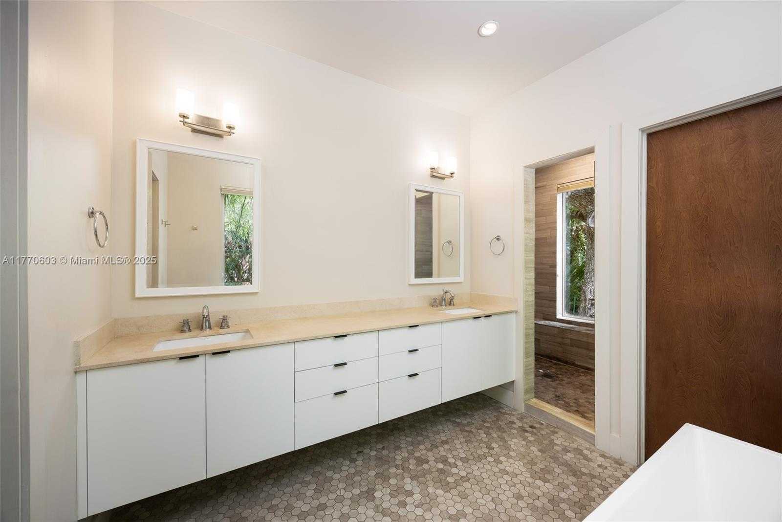 Small Image of 4140 BATTERSEA RD, Coconut Grove Number 23