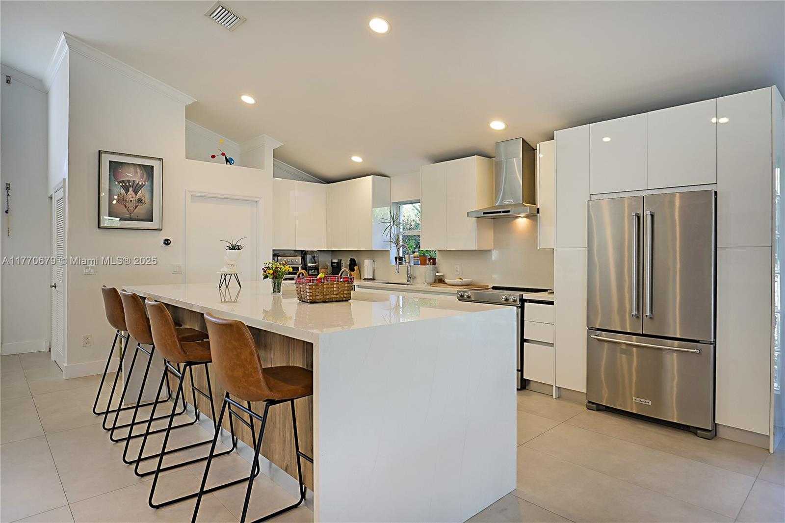 Small Image of 8919 BYRON AVE, Surfside Number 11