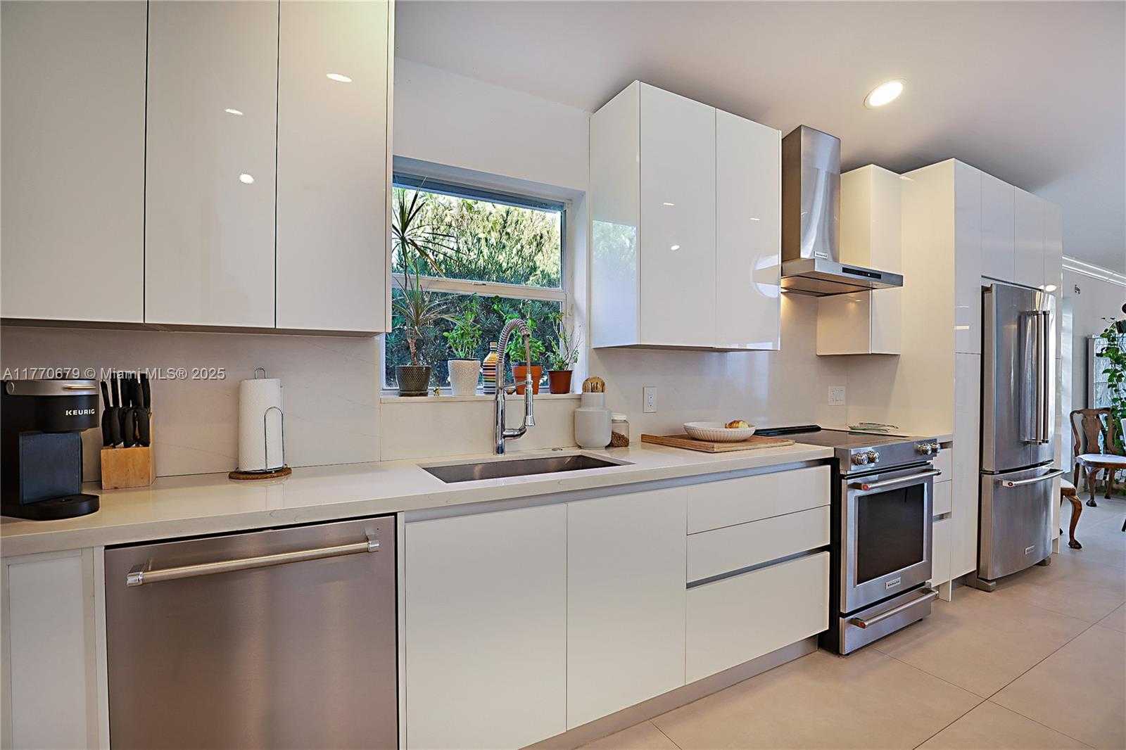 Small Image of 8919 BYRON AVE, Surfside Number 12