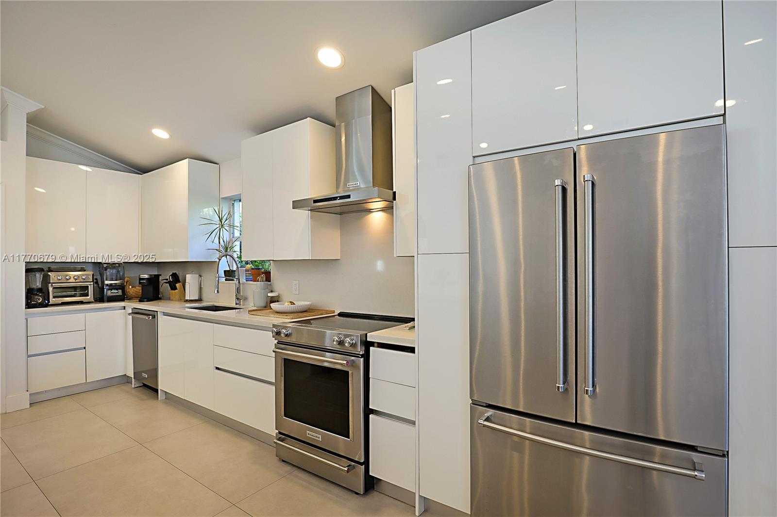 Small Image of 8919 BYRON AVE, Surfside Number 13