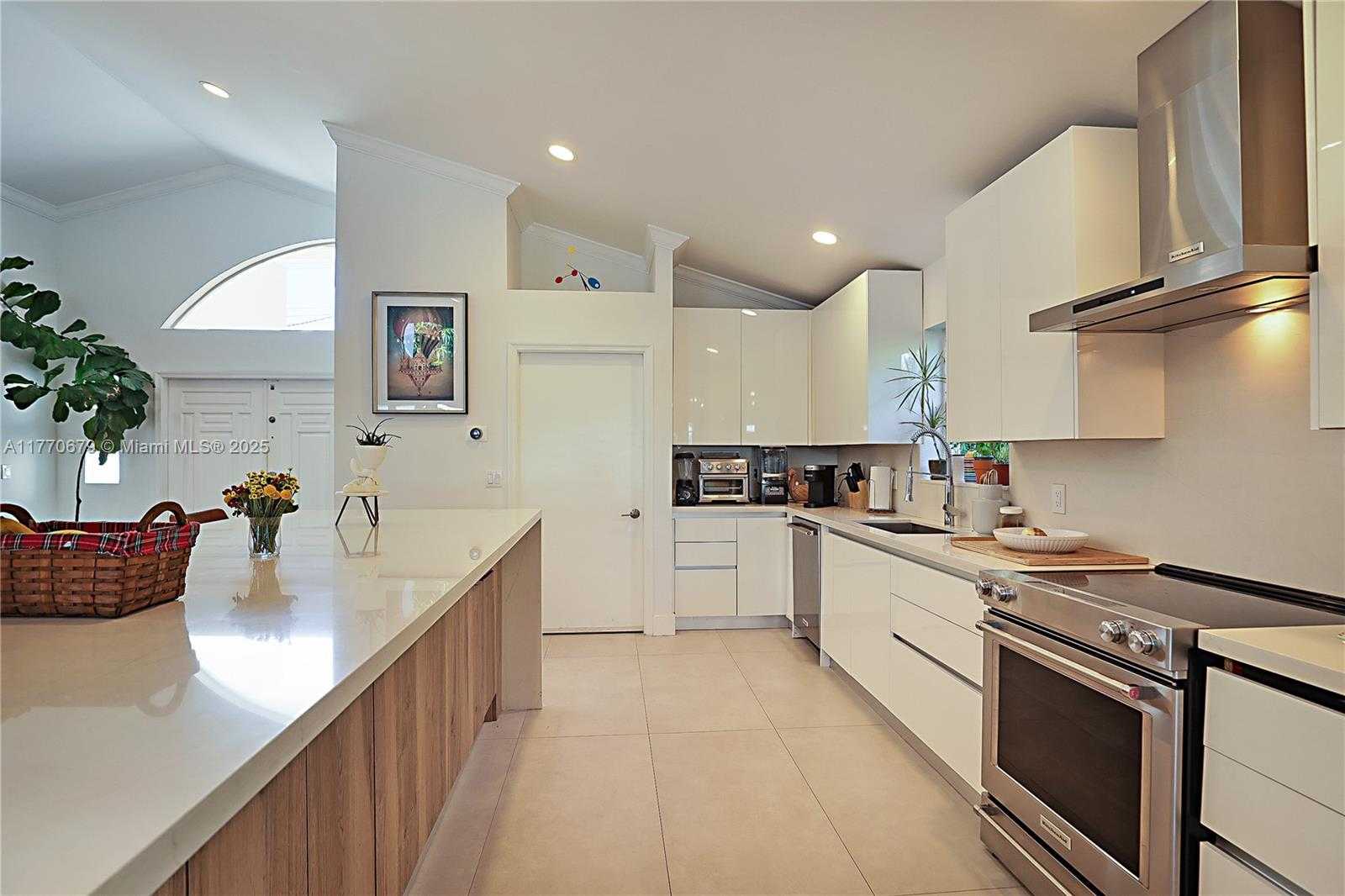Small Image of 8919 BYRON AVE, Surfside Number 14