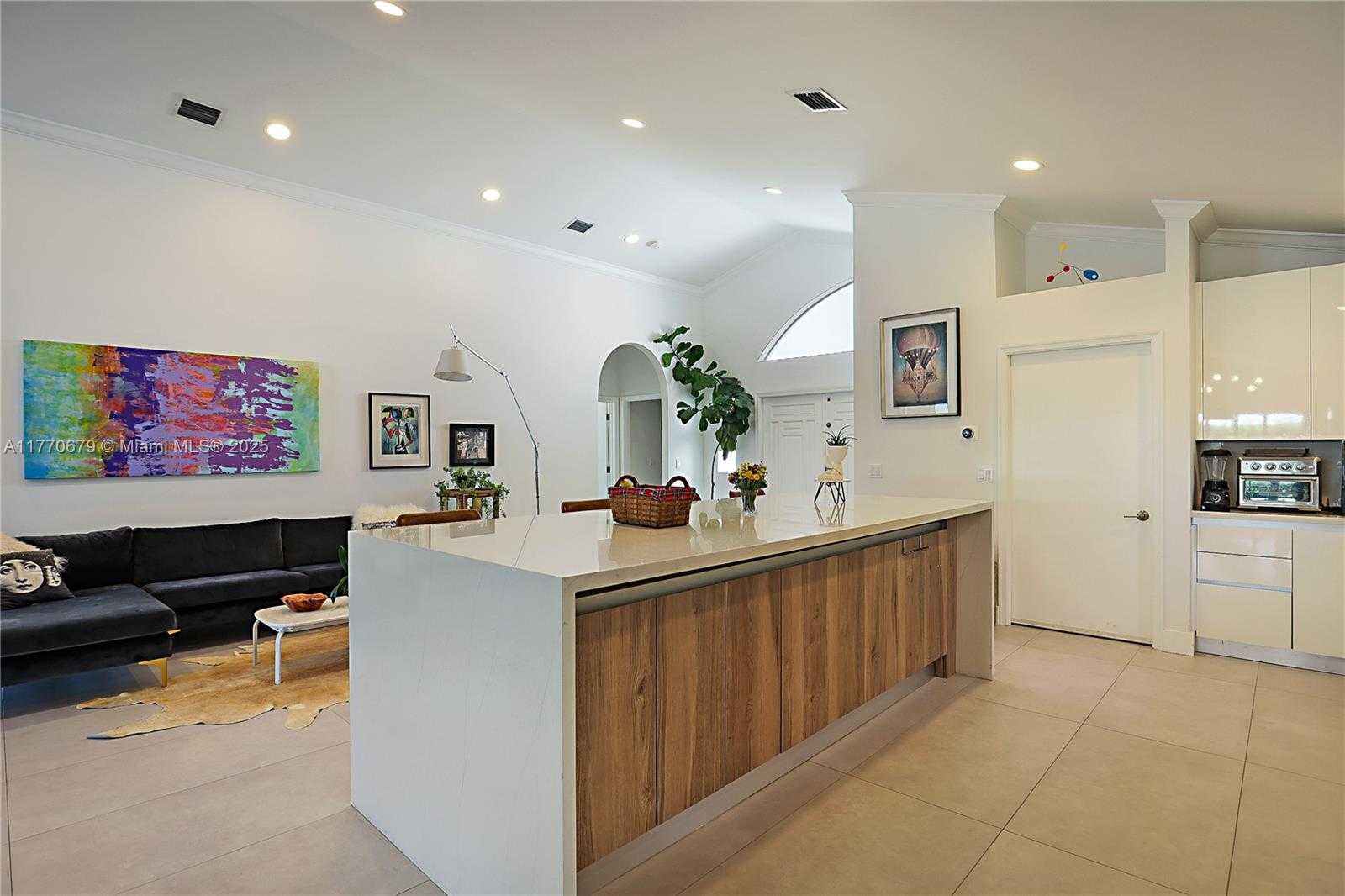 Small Image of 8919 BYRON AVE, Surfside Number 15