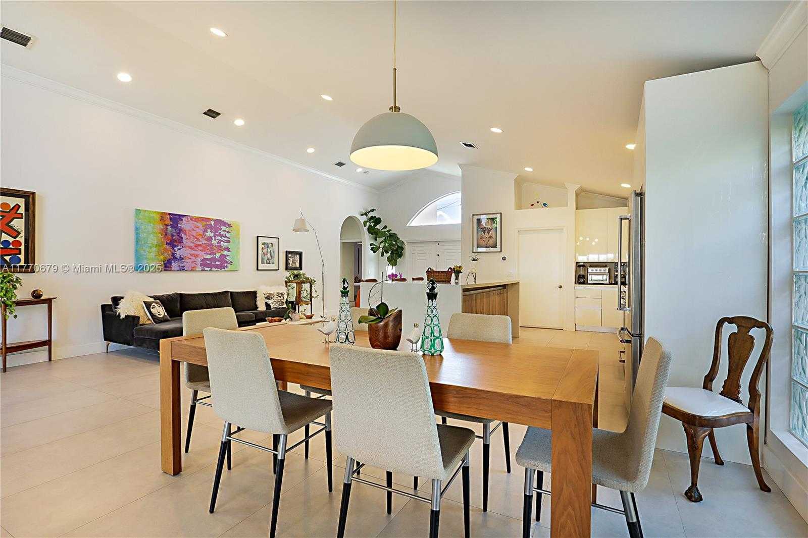 Small Image of 8919 BYRON AVE, Surfside Number 21