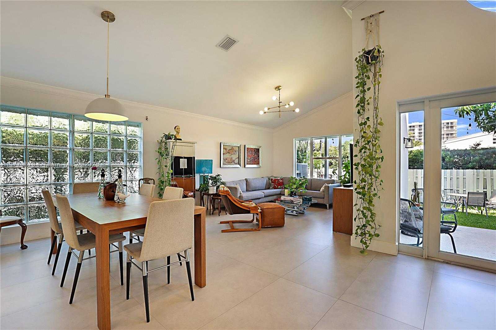 Small Image of 8919 BYRON AVE, Surfside Number 22