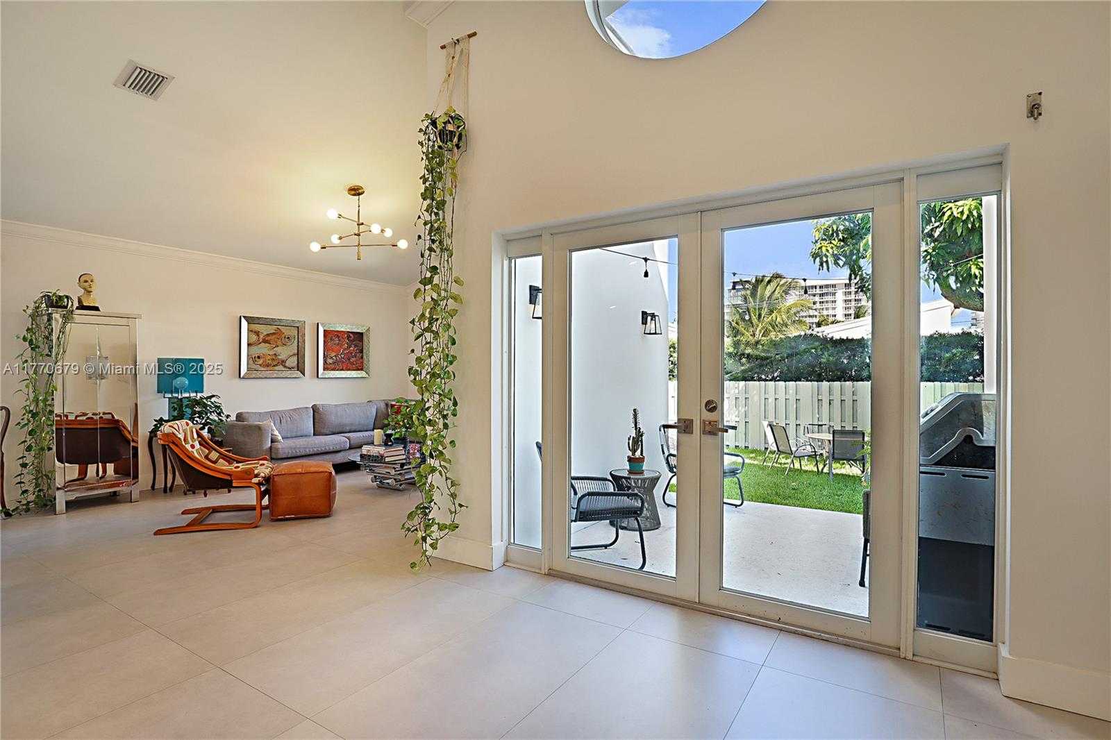 Small Image of 8919 BYRON AVE, Surfside Number 25