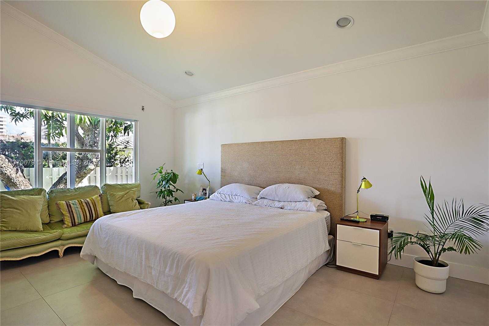 Small Image of 8919 BYRON AVE, Surfside Number 26