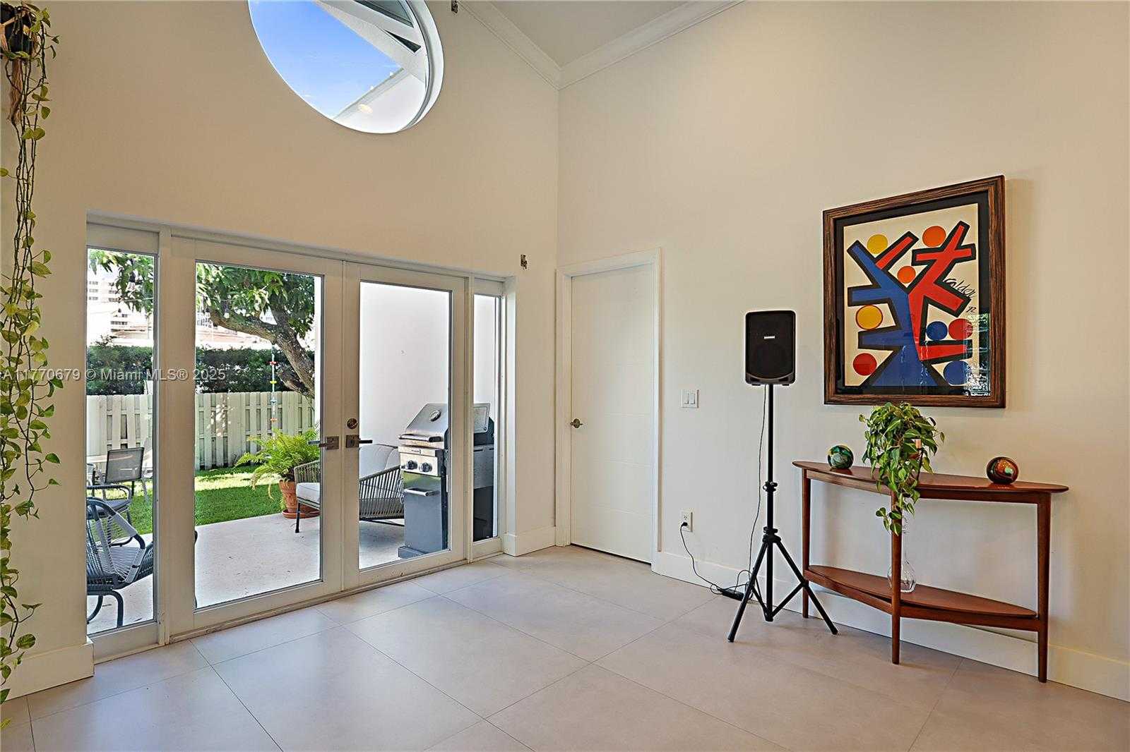 Small Image of 8919 BYRON AVE, Surfside Number 35
