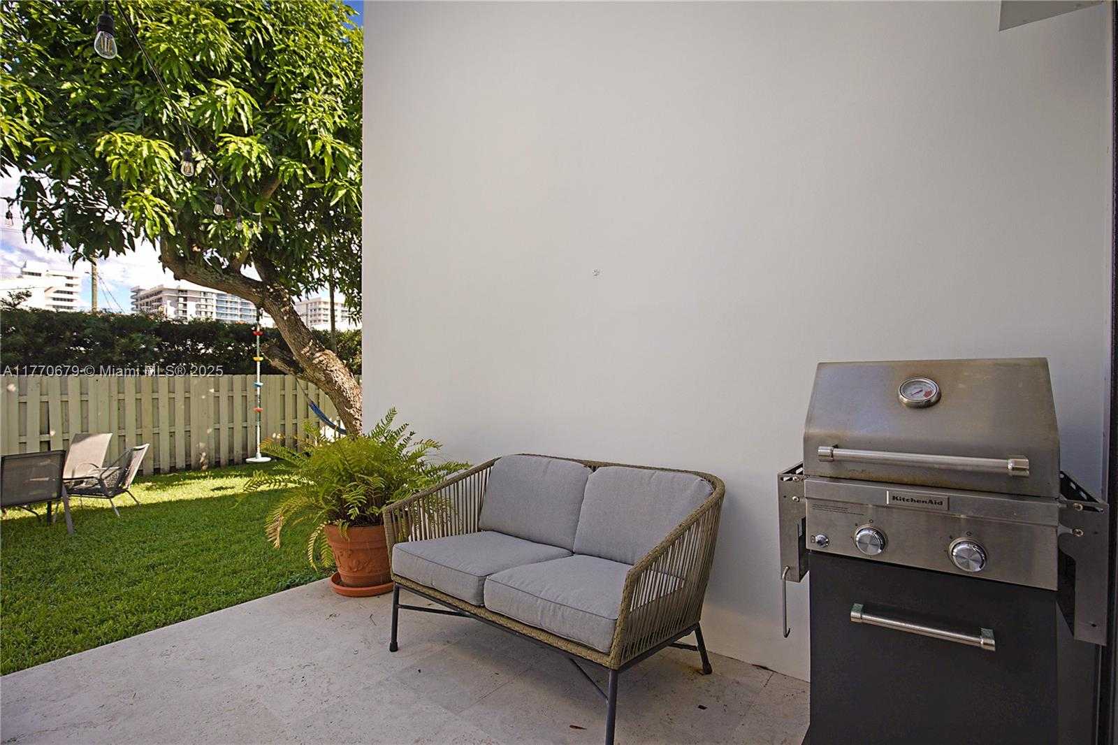 Small Image of 8919 BYRON AVE, Surfside Number 37