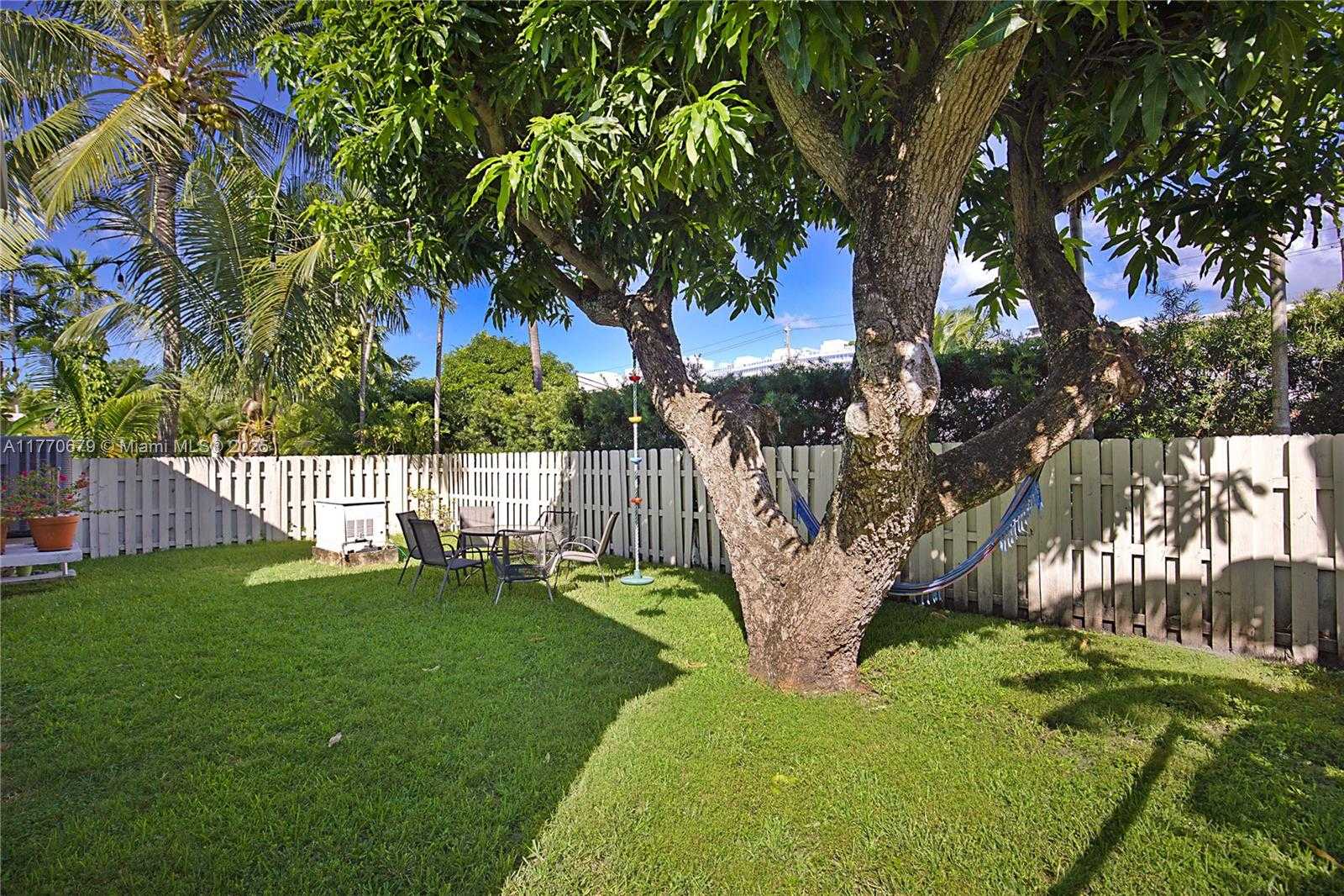 Small Image of 8919 BYRON AVE, Surfside Number 38