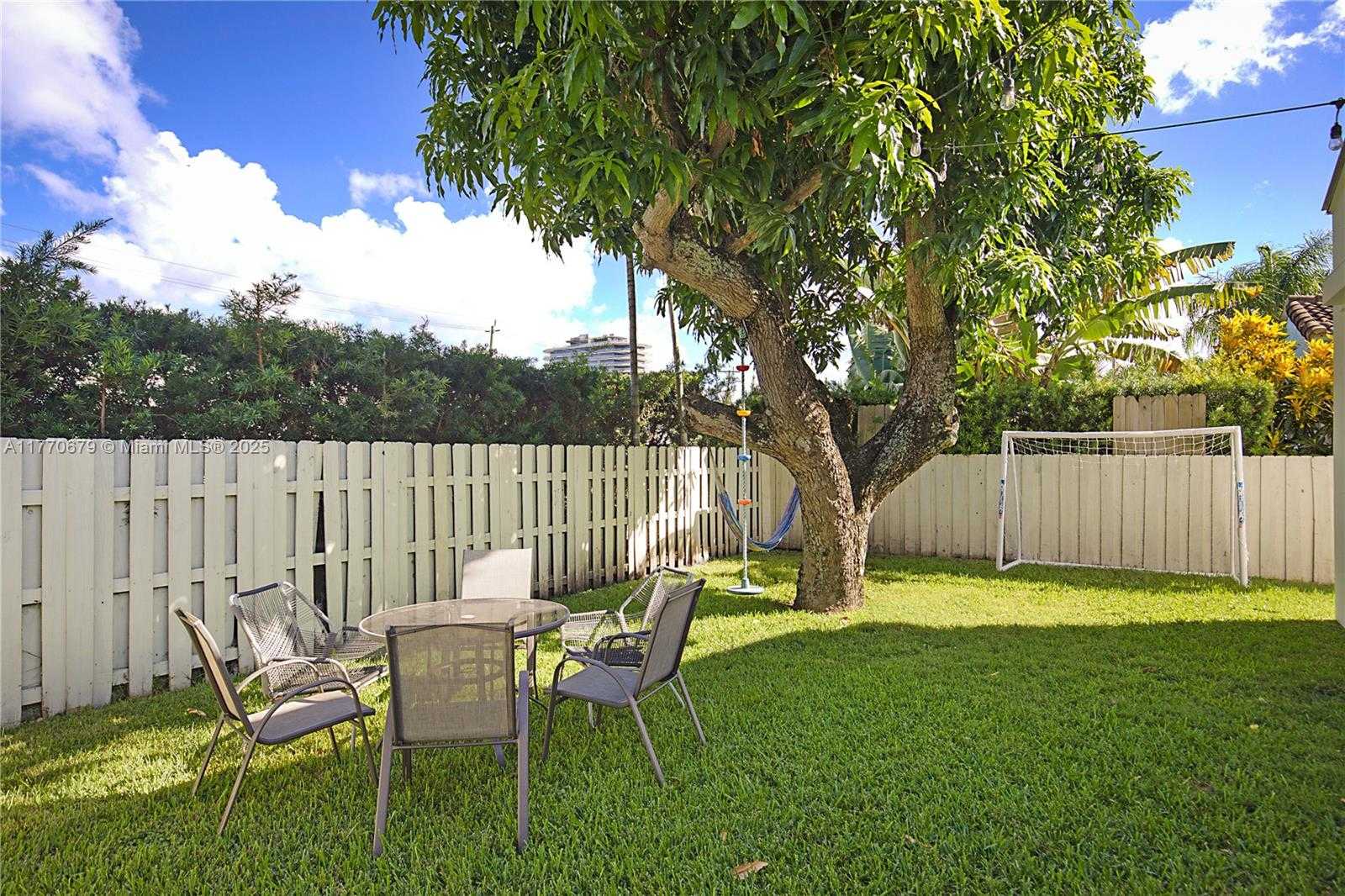 Small Image of 8919 BYRON AVE, Surfside Number 39