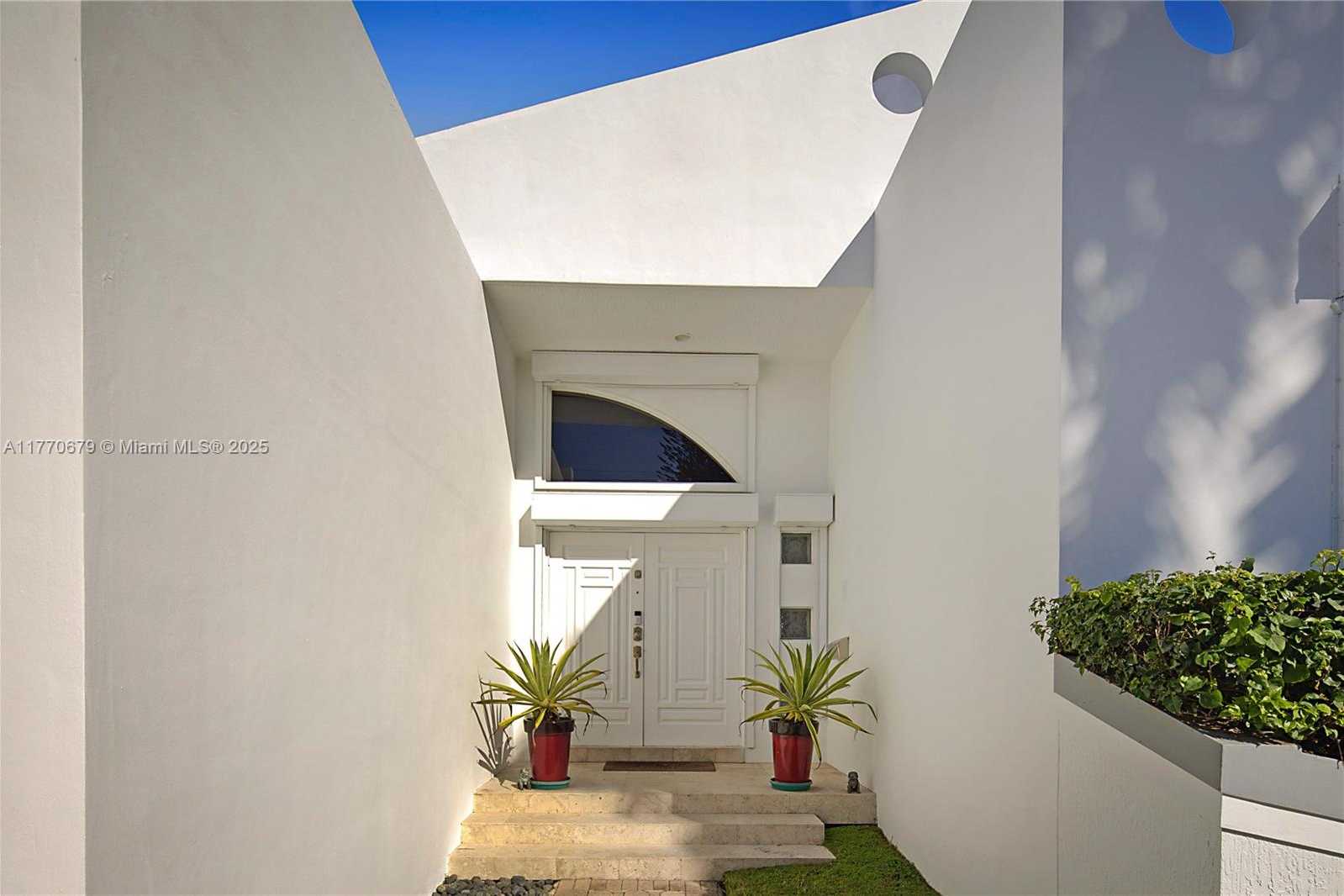 Small Image of 8919 BYRON AVE, Surfside Number 4
