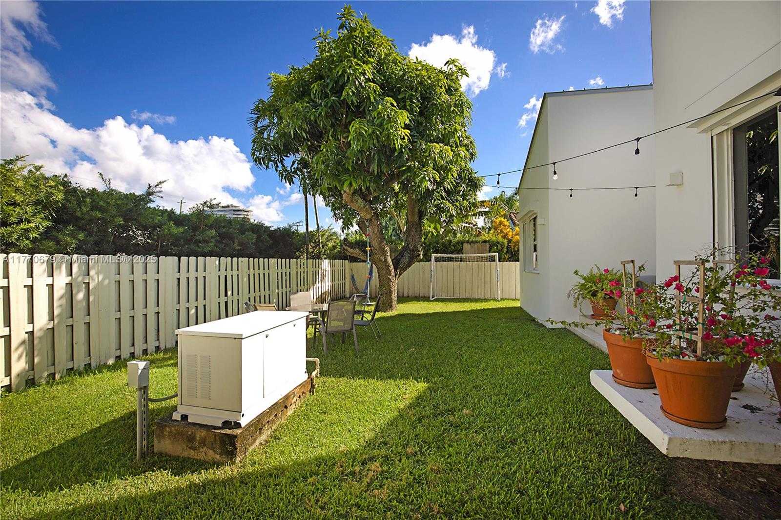 Small Image of 8919 BYRON AVE, Surfside Number 41