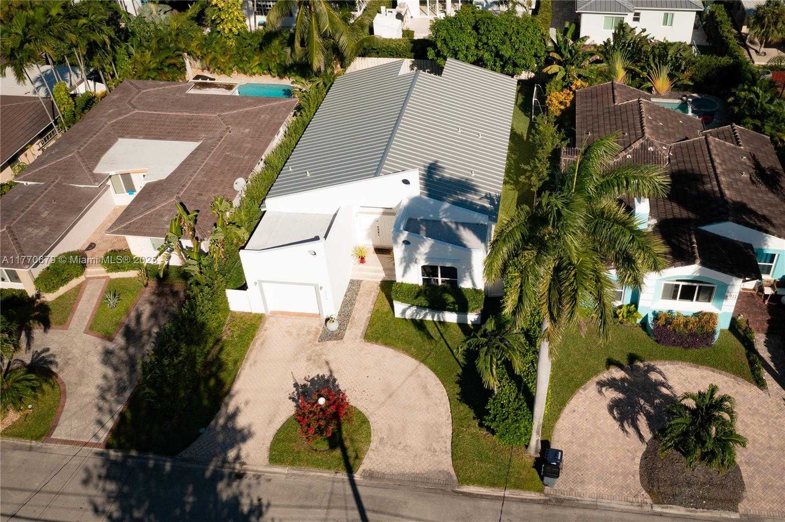 Small Image of 8919 BYRON AVE, Surfside Number 45