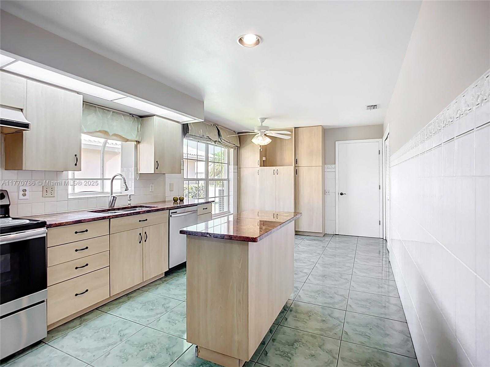 Small Image of 4738 DUNDEE DR, Bradenton Number 15