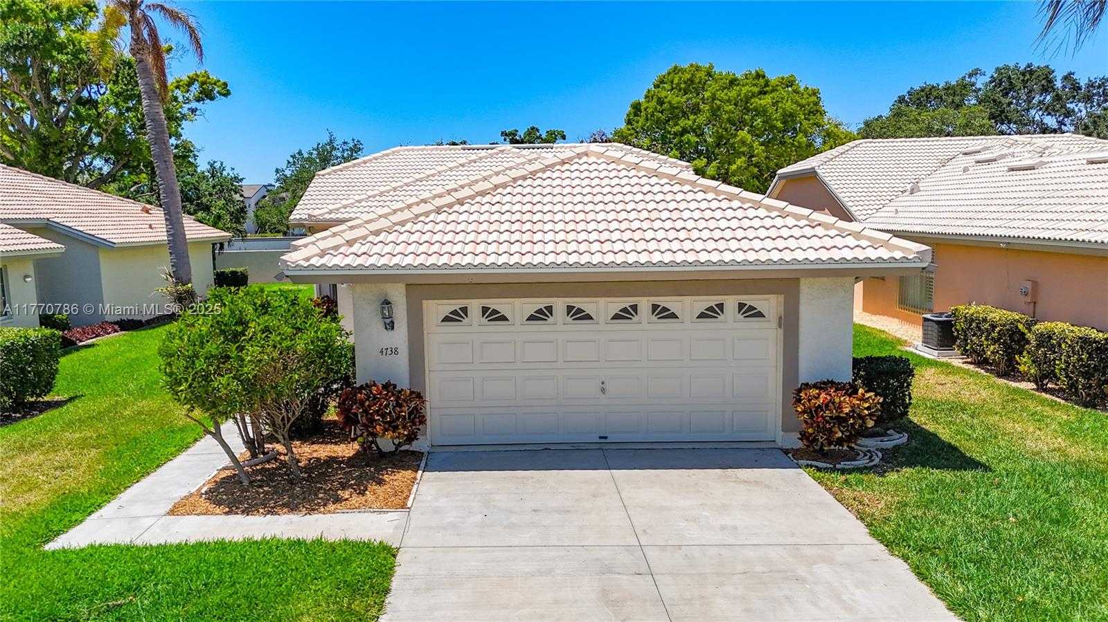 Small Image of 4738 DUNDEE DR, Bradenton Number 2