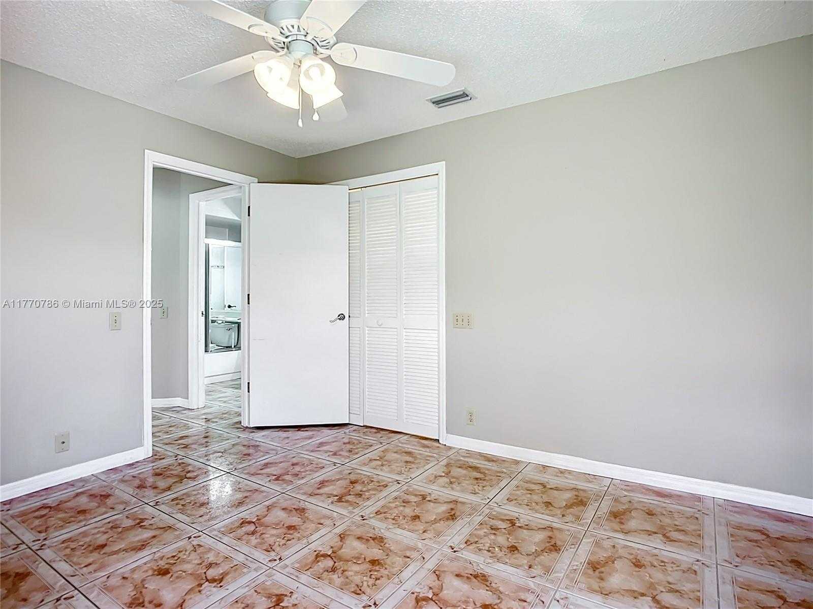 Small Image of 4738 DUNDEE DR, Bradenton Number 20