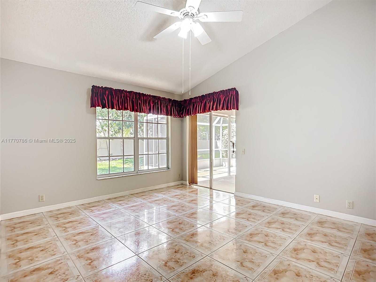 Small Image of 4738 DUNDEE DR, Bradenton Number 29
