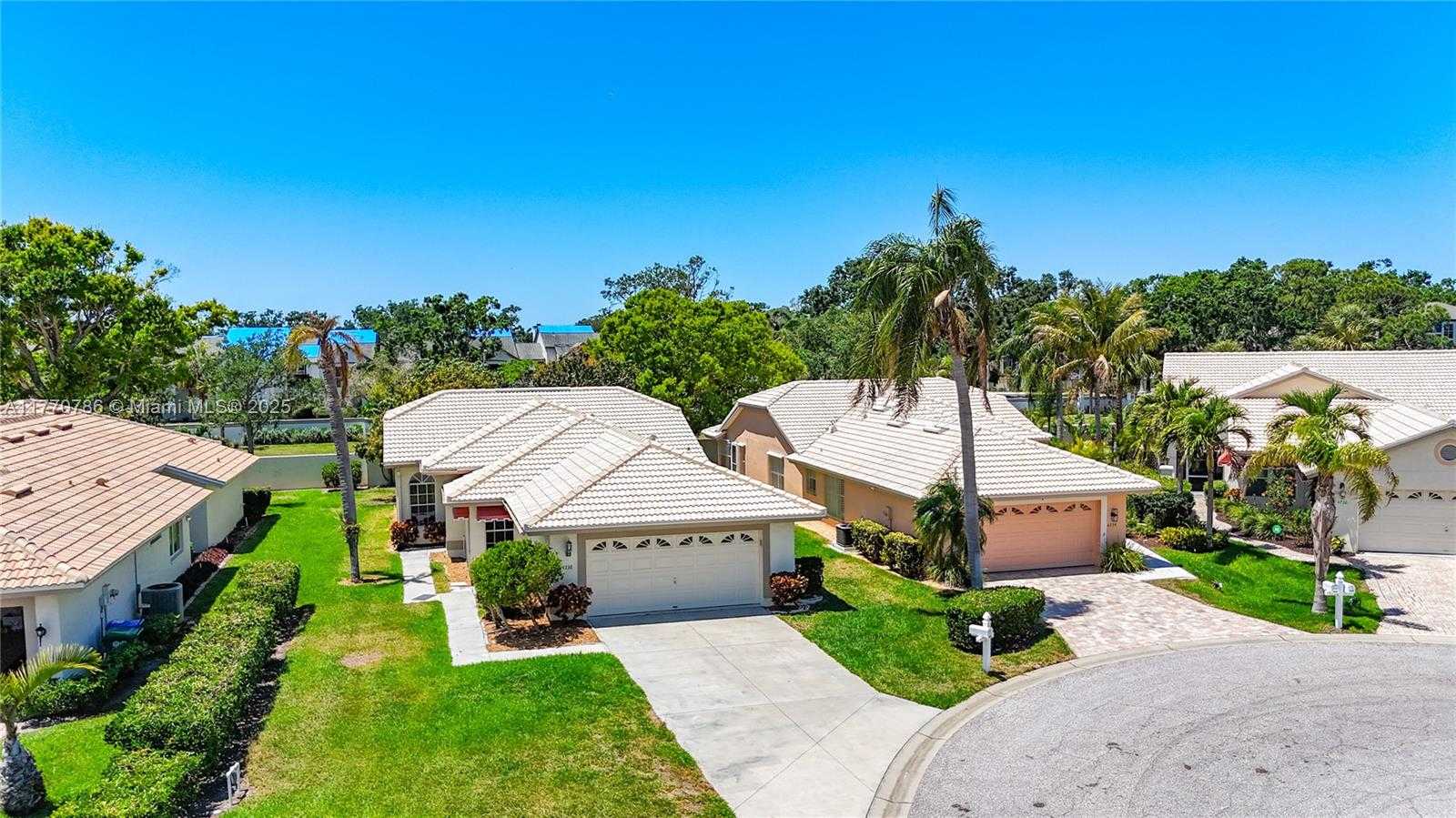 Small Image of 4738 DUNDEE DR, Bradenton Number 3
