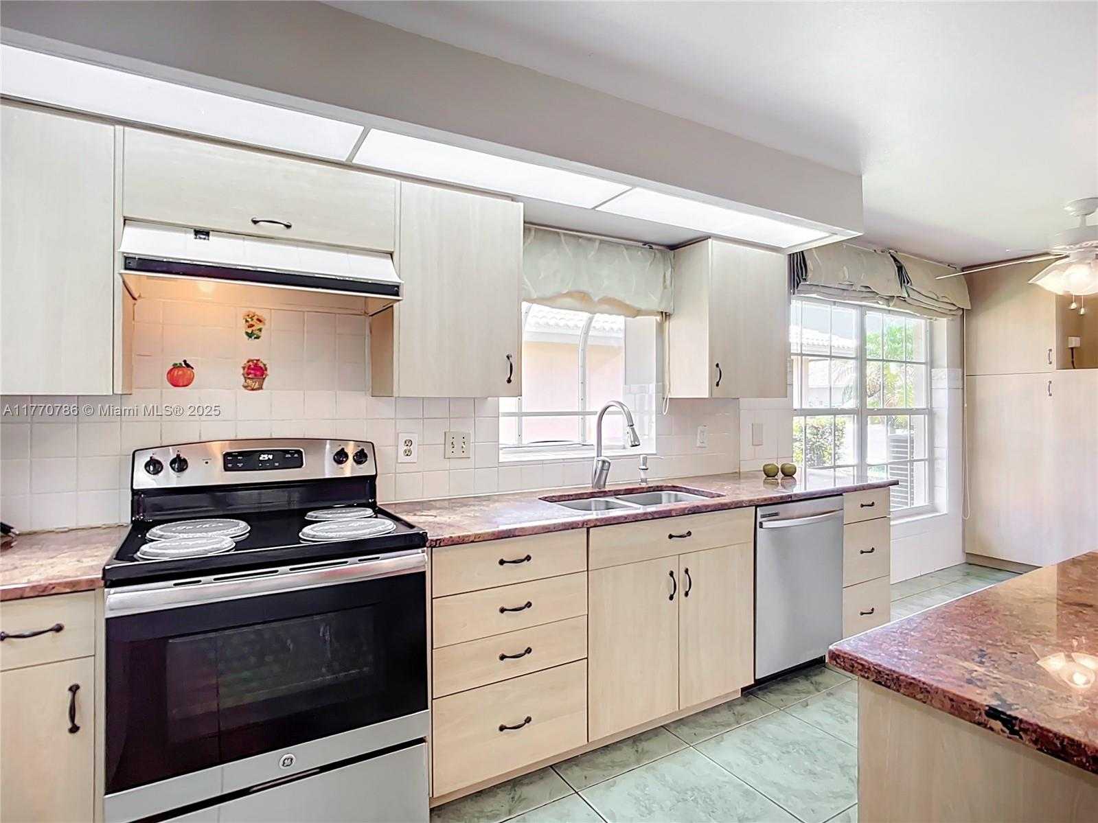 Small Image of 4738 DUNDEE DR, Bradenton Number 56