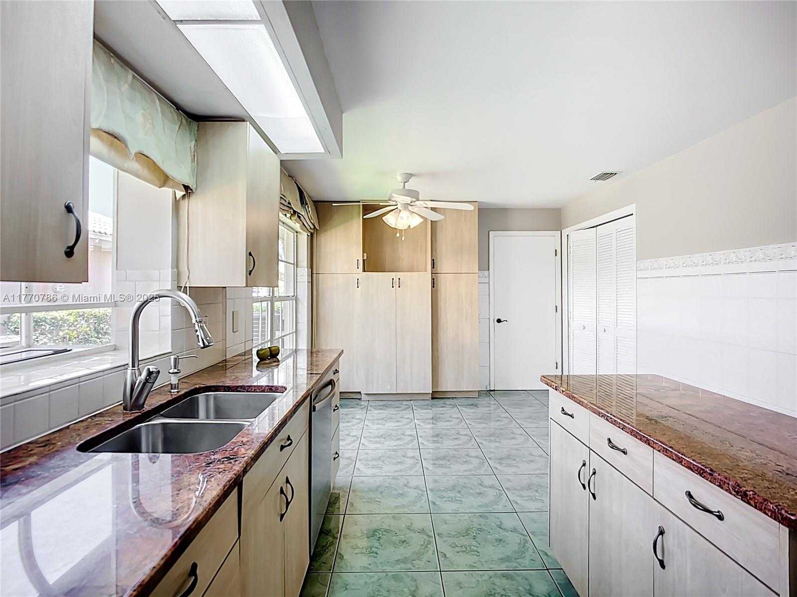 Small Image of 4738 DUNDEE DR, Bradenton Number 57