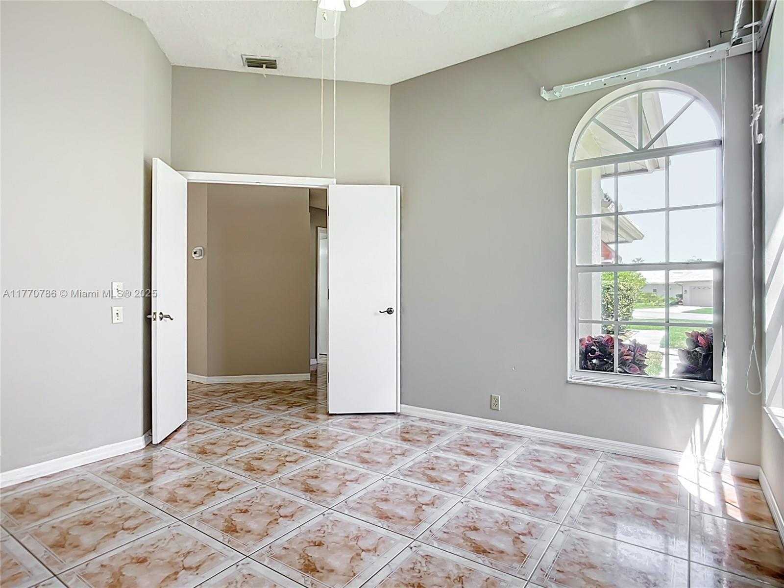 Small Image of 4738 DUNDEE DR, Bradenton Number 62