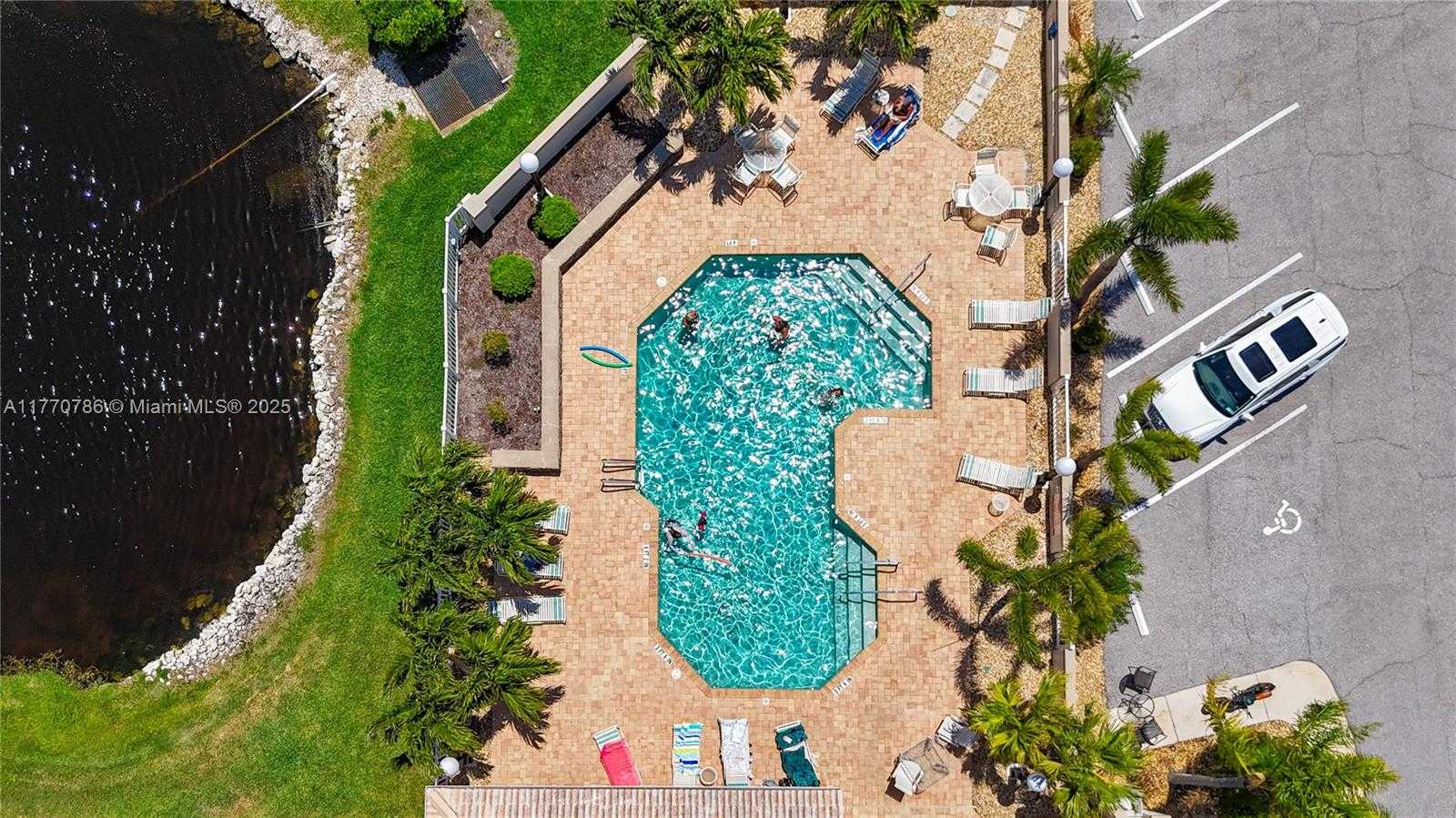 Small Image of 4738 DUNDEE DR, Bradenton Number 8