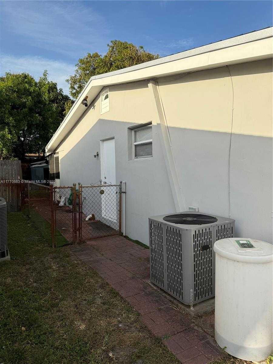 Small Image of 7909 SHALIMAR ST, Miramar Number 22