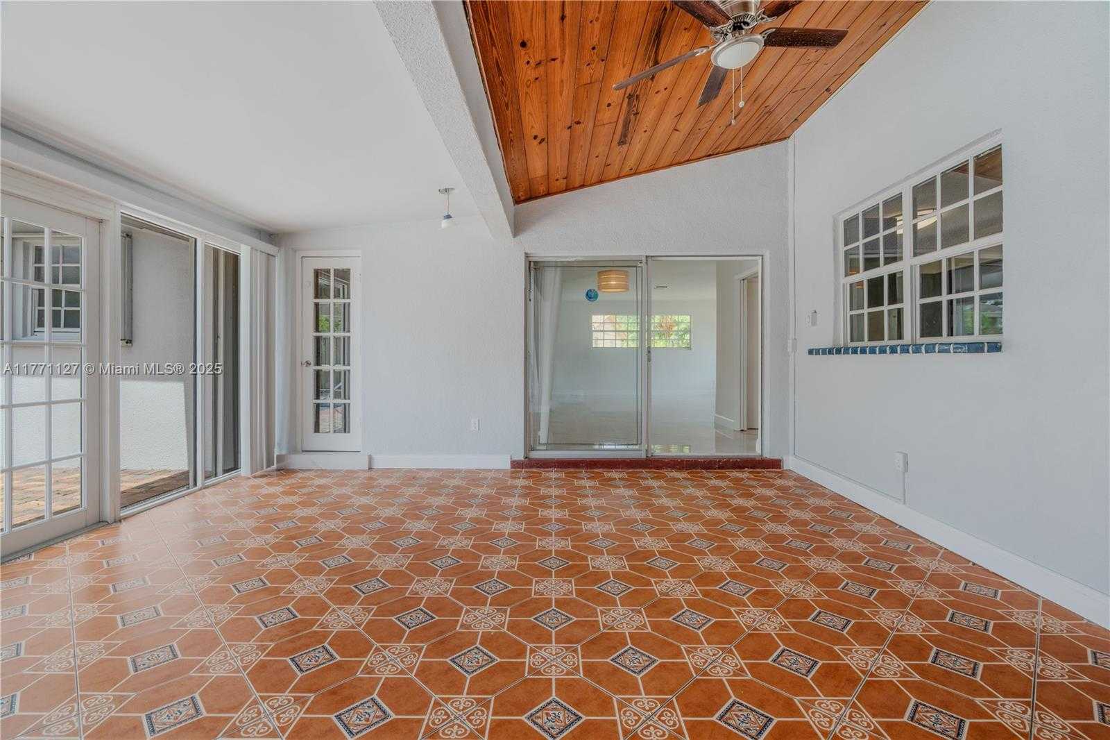 Small Image of 18400 NORTH EAST 8TH AVE, North Miami Beach Number 35