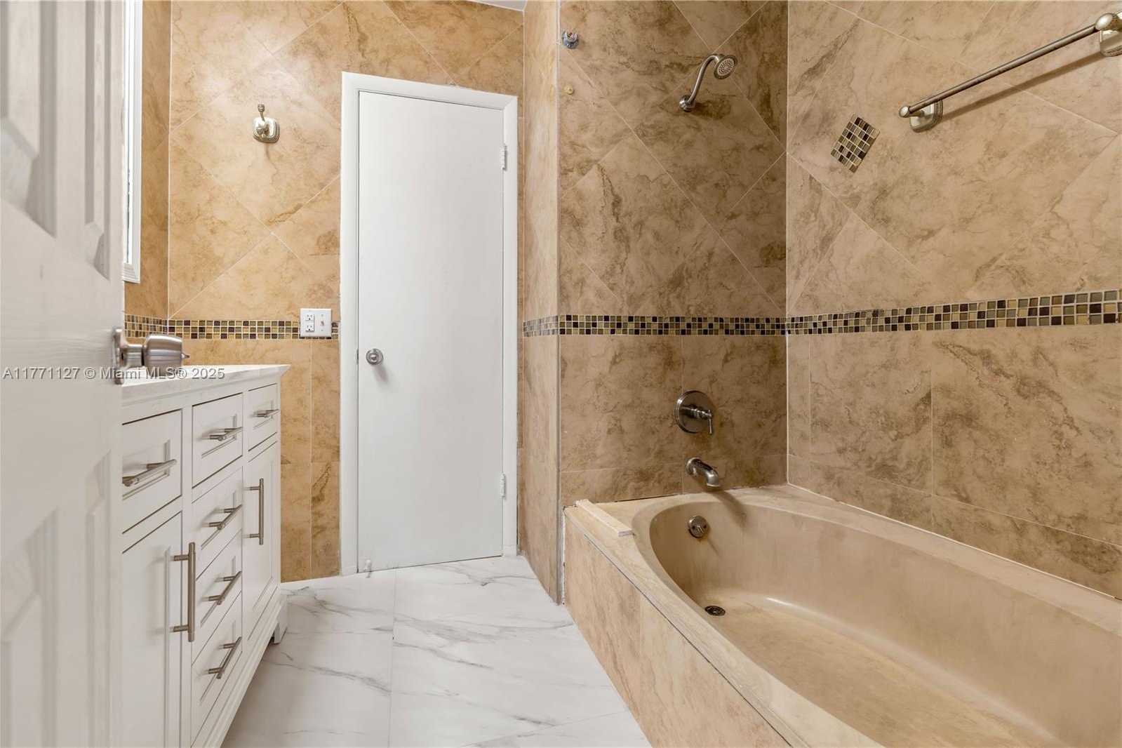 Small Image of 18400 NORTH EAST 8TH AVE, North Miami Beach Number 39