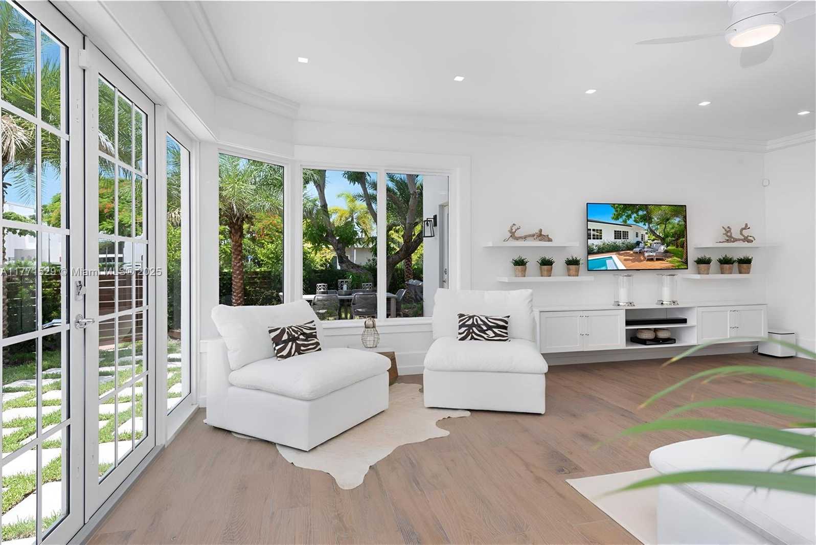 Small Image of 2575 PINE TREE DR, Miami Beach Number 10