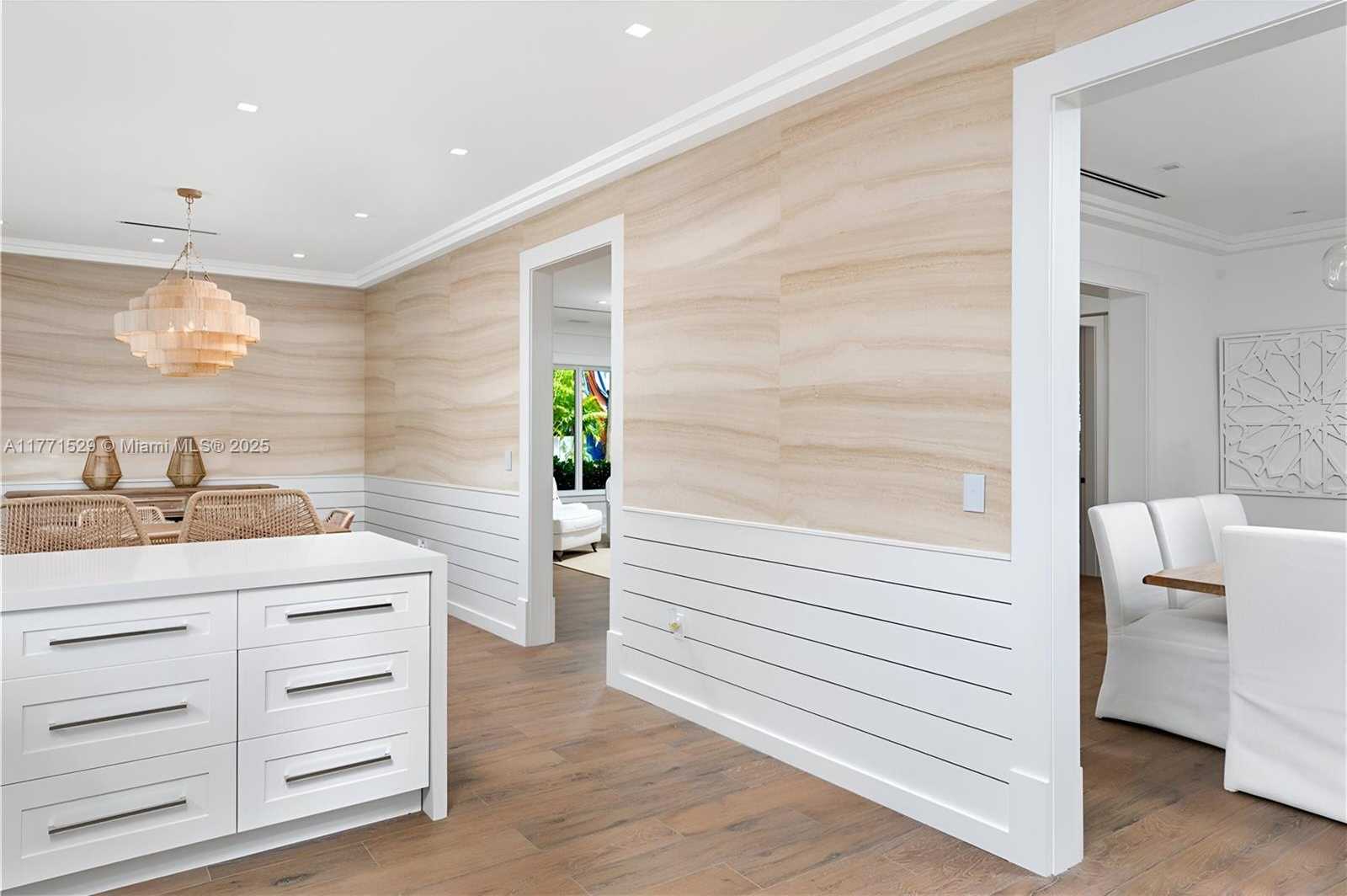 Small Image of 2575 PINE TREE DR, Miami Beach Number 13