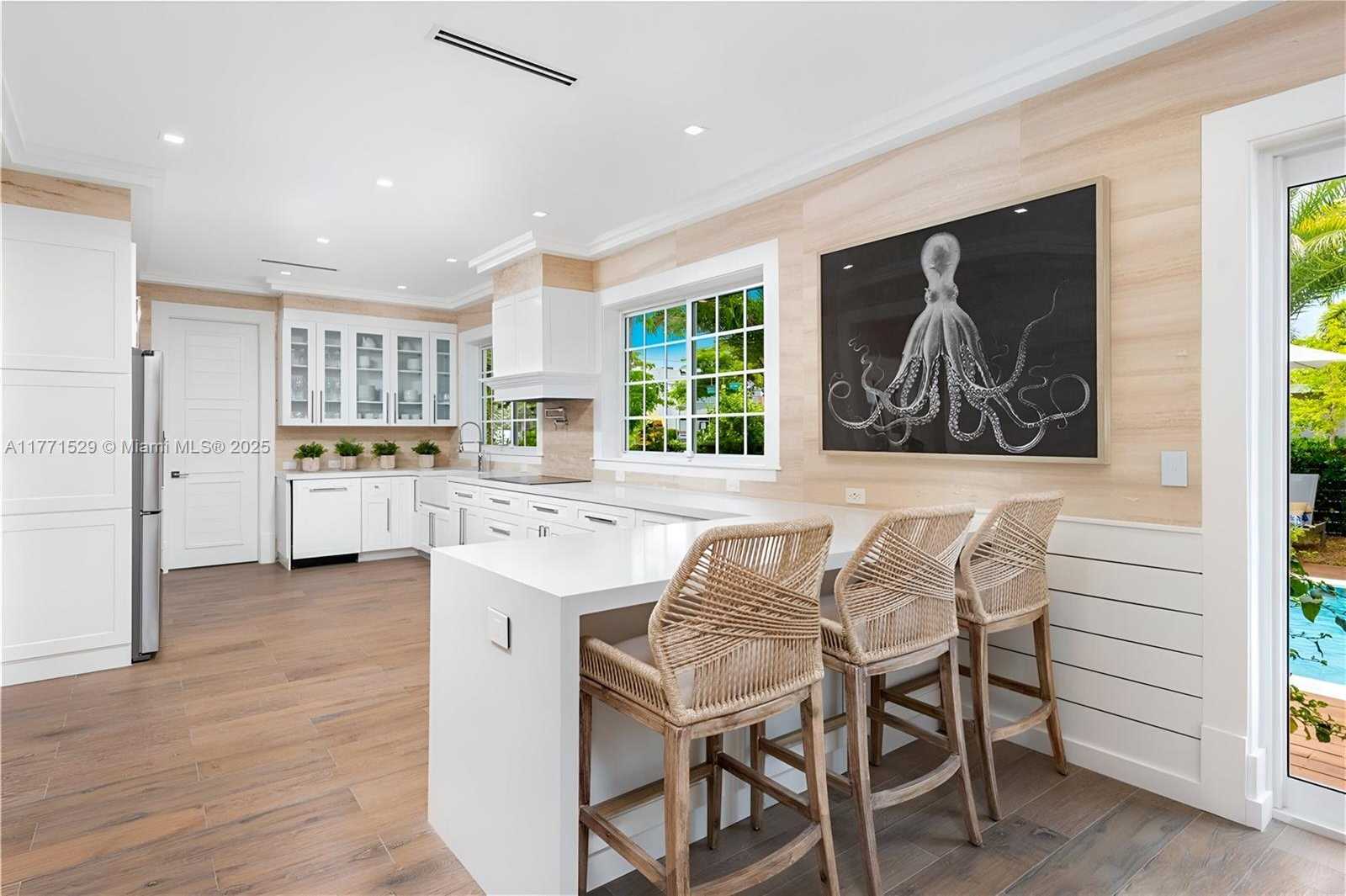 Small Image of 2575 PINE TREE DR, Miami Beach Number 14