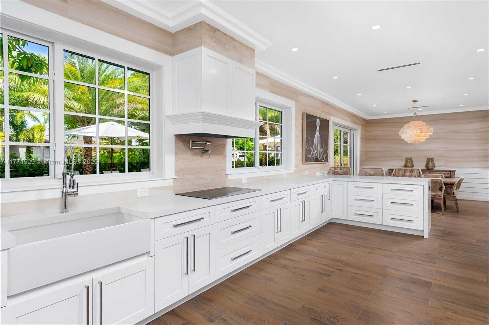 Small Image of 2575 PINE TREE DR, Miami Beach Number 15