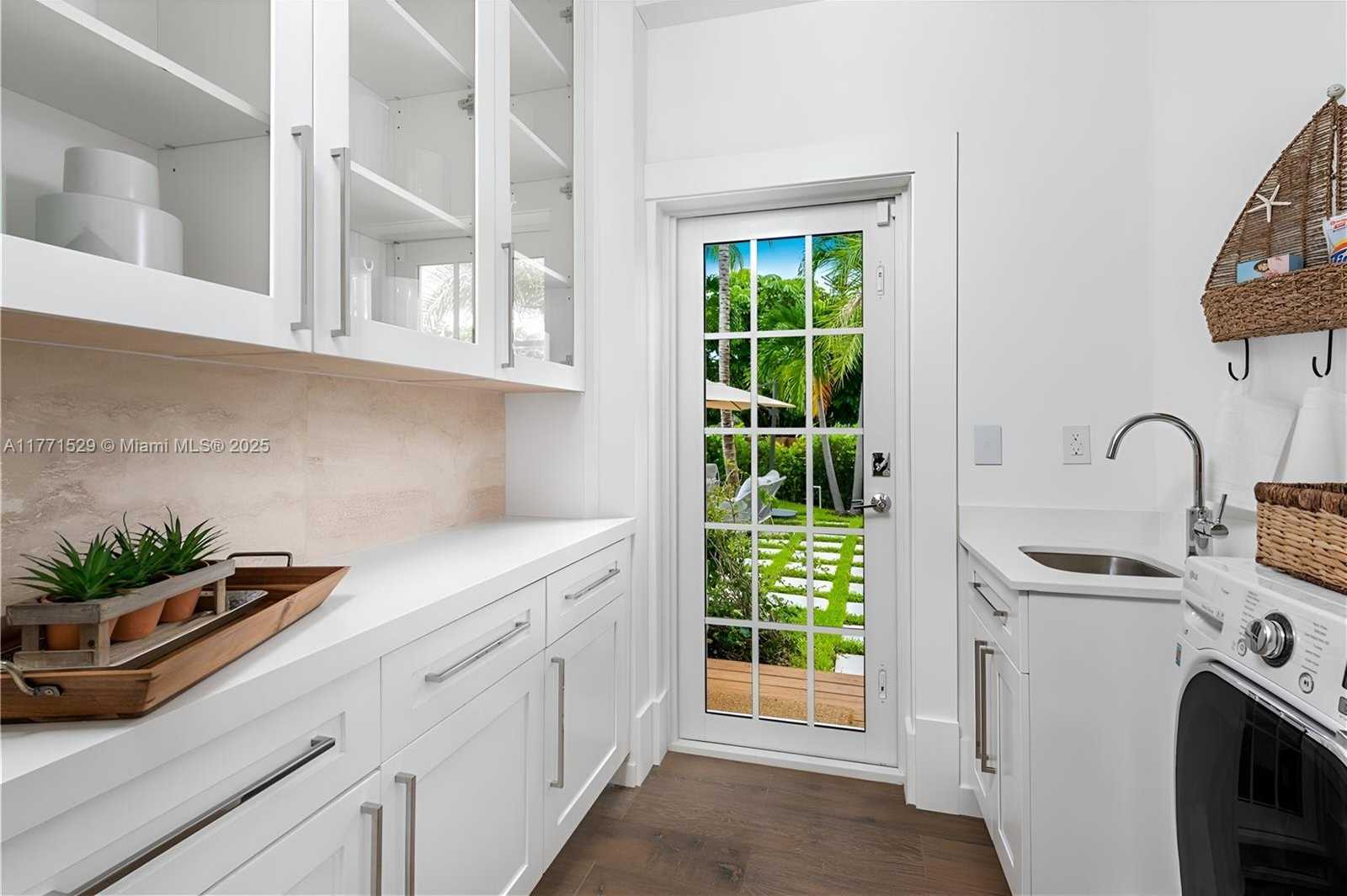 Small Image of 2575 PINE TREE DR, Miami Beach Number 16