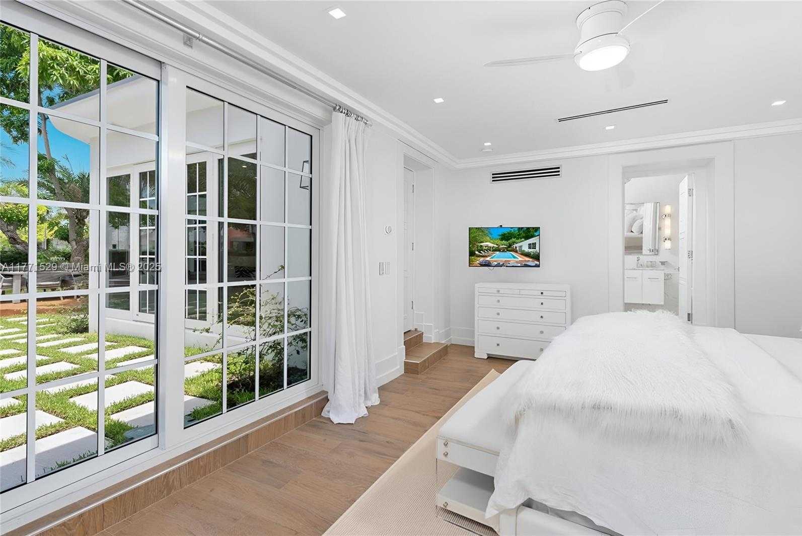 Small Image of 2575 PINE TREE DR, Miami Beach Number 26