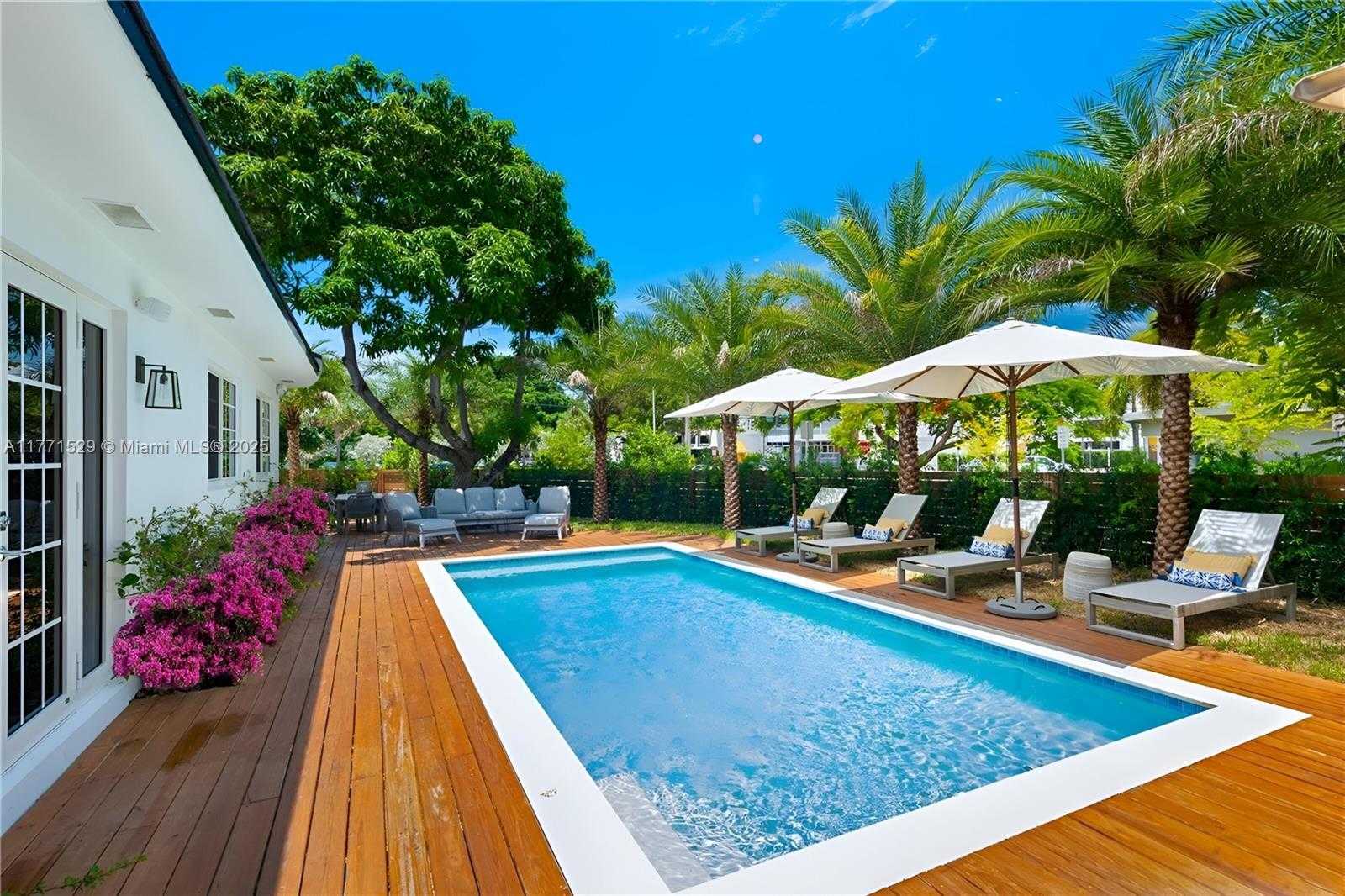 Small Image of 2575 PINE TREE DR, Miami Beach Number 29