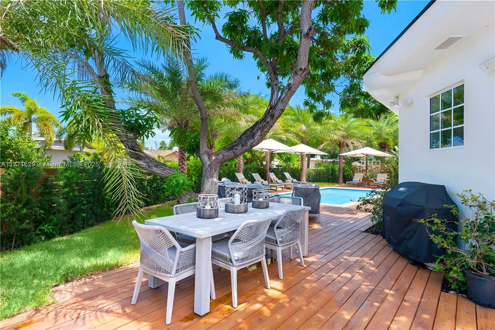 Small Image of 2575 PINE TREE DR, Miami Beach Number 30