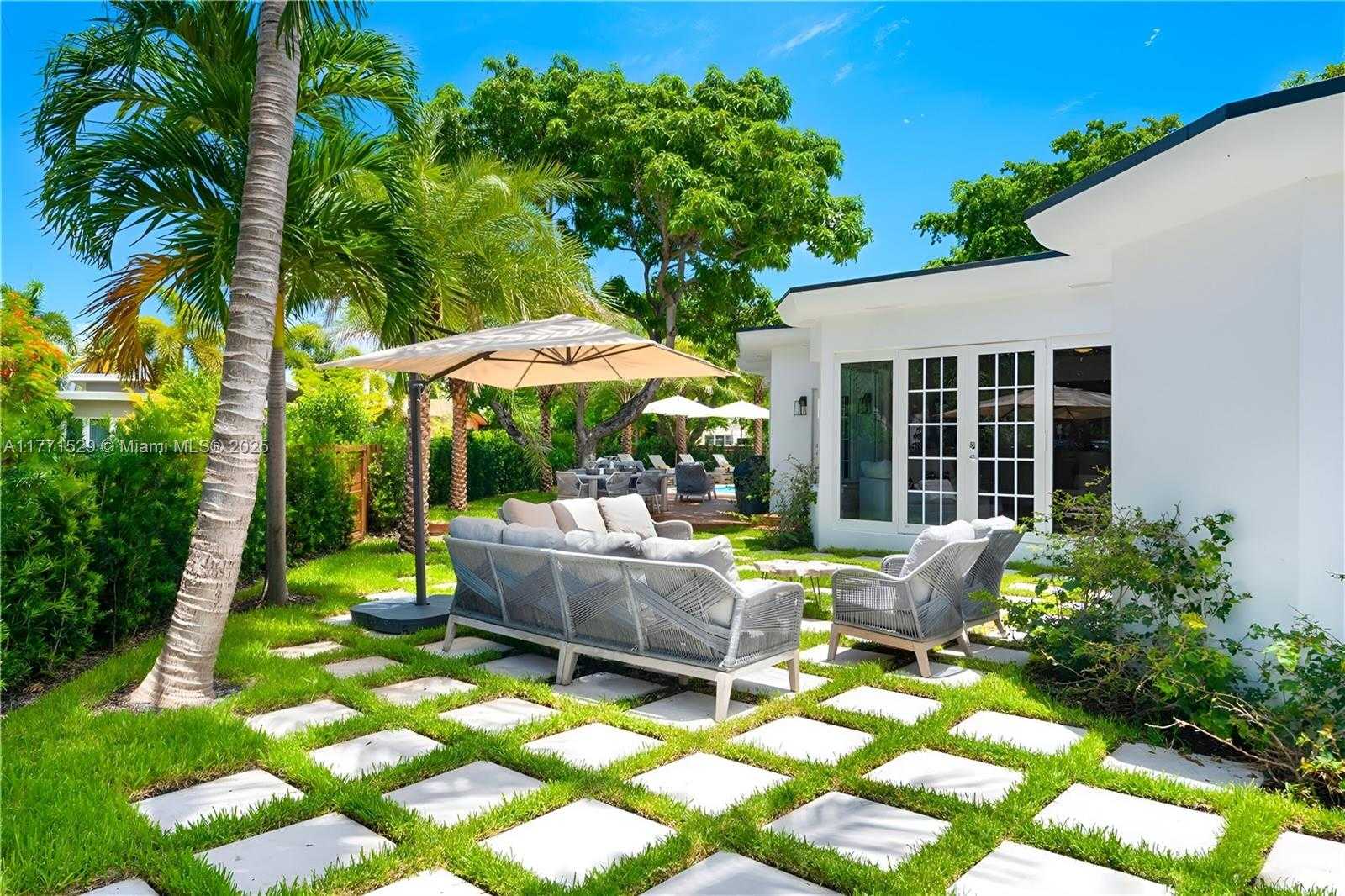 Small Image of 2575 PINE TREE DR, Miami Beach Number 31