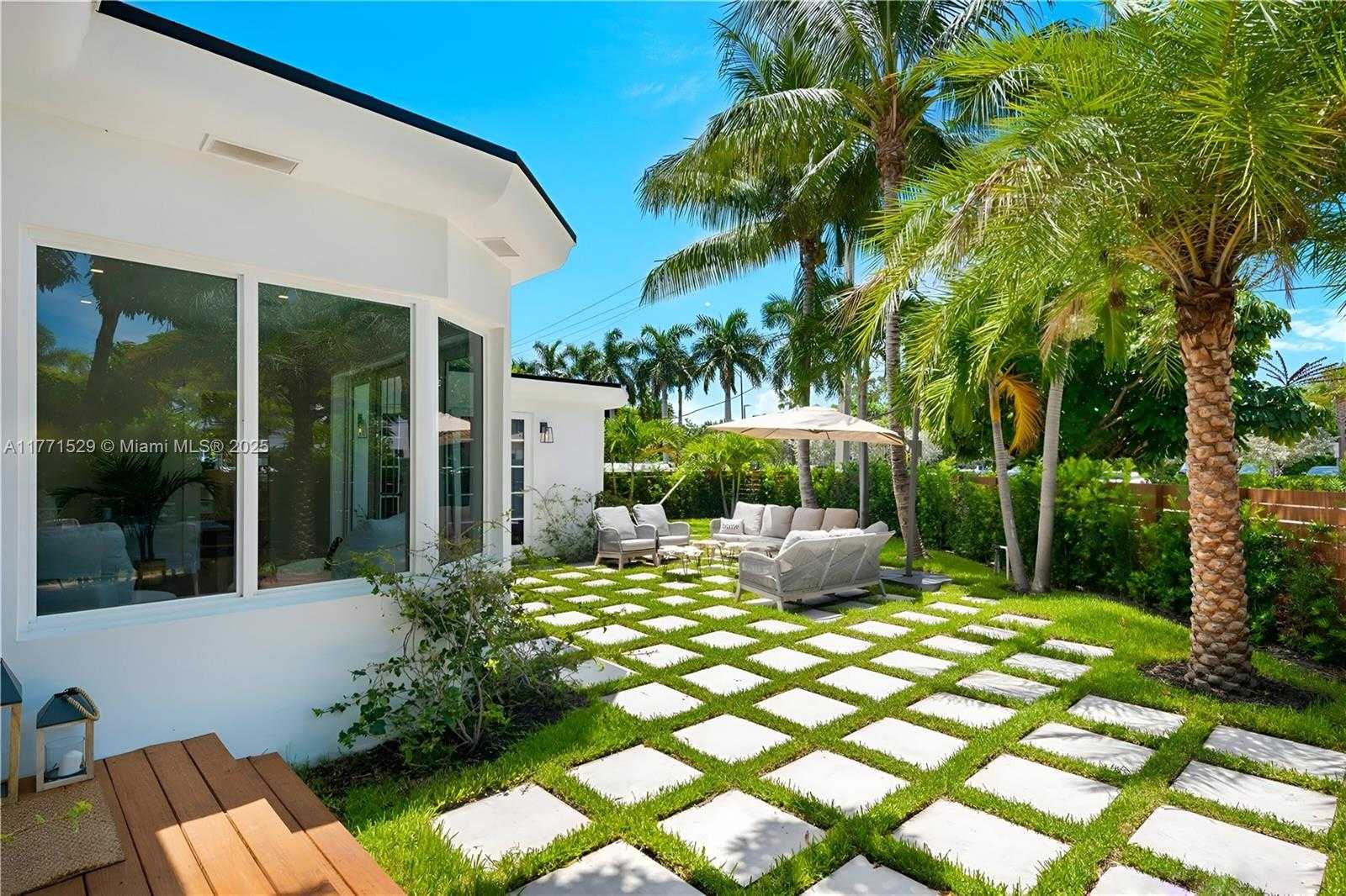 Small Image of 2575 PINE TREE DR, Miami Beach Number 32