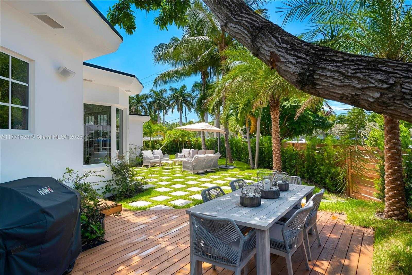 Small Image of 2575 PINE TREE DR, Miami Beach Number 33
