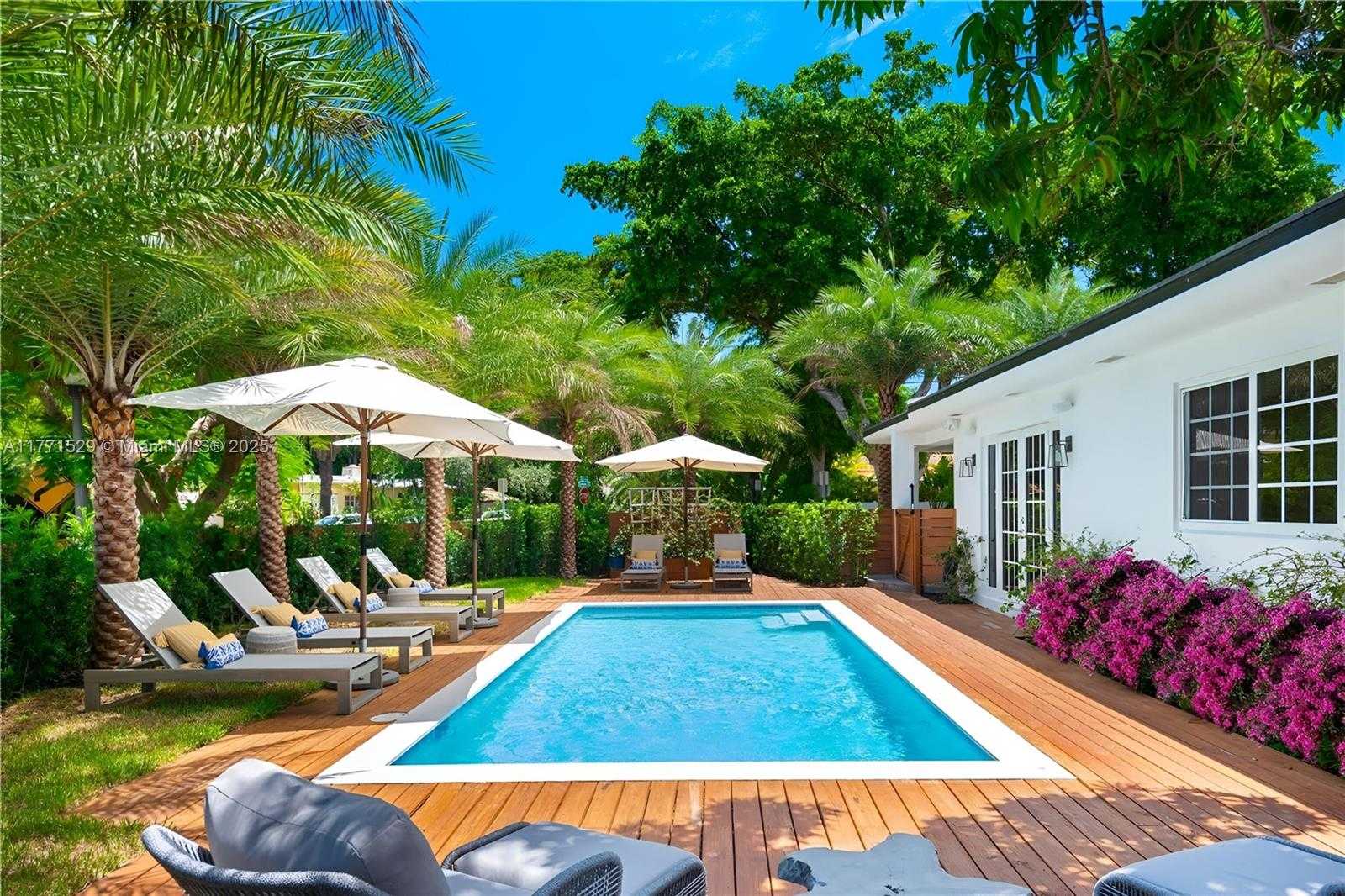 Small Image of 2575 PINE TREE DR, Miami Beach Number 34
