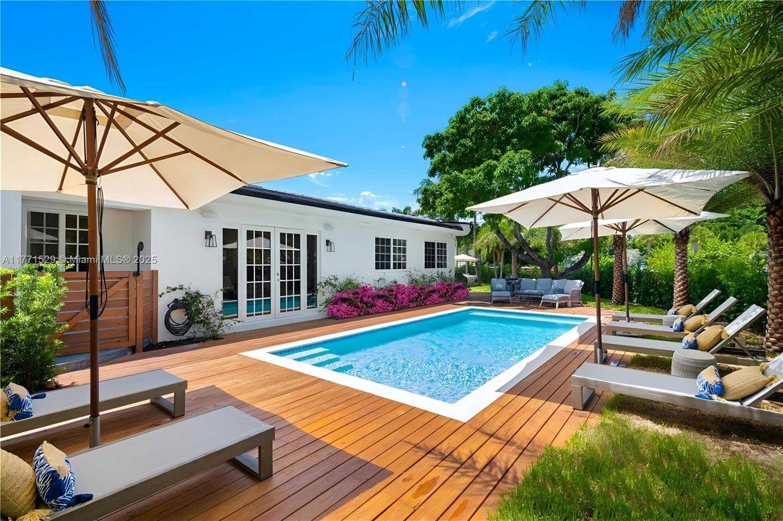 Small Image of 2575 PINE TREE DR, Miami Beach Number 35