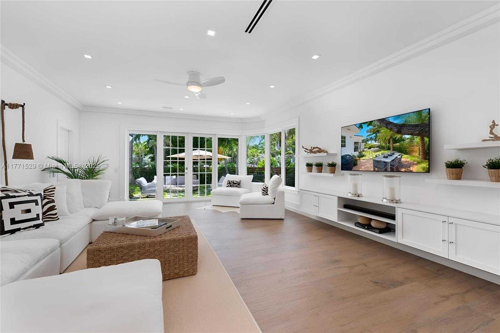 Small Image of 2575 PINE TREE DR, Miami Beach Number 8