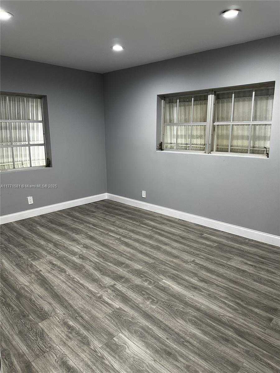 Small Image of 2444 PLUNKETT, Hollywood Number 15