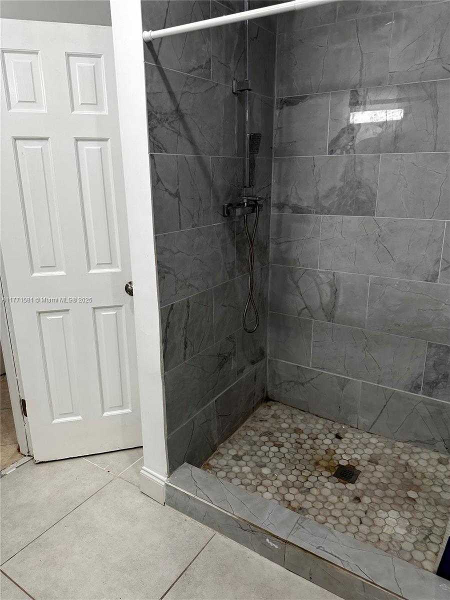 Small Image of 2444 PLUNKETT, Hollywood Number 4